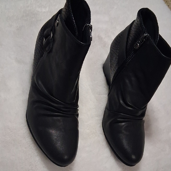 Blowfish Black Textured Ankle Booties - Picture 1 of 8